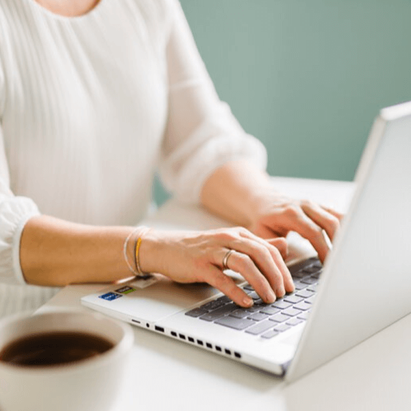 Denise schreibt eine Übersetzung auf ihrem Laptop