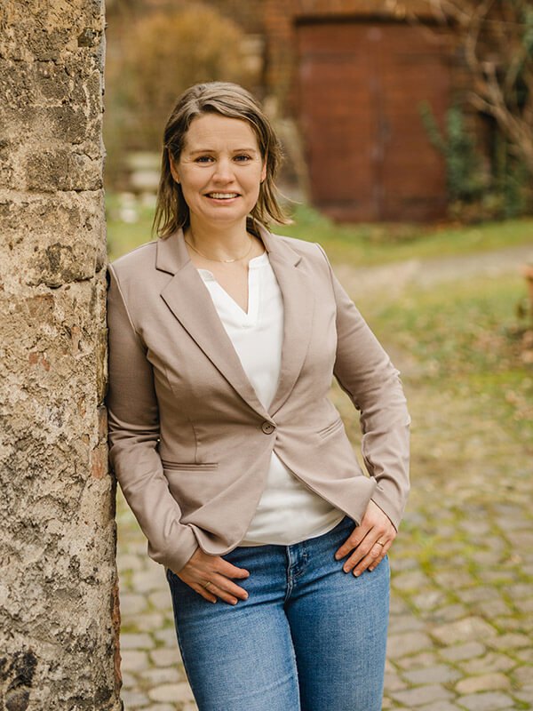 Übersetzerin Denise Dewey-Muno lächelt in die Kamera