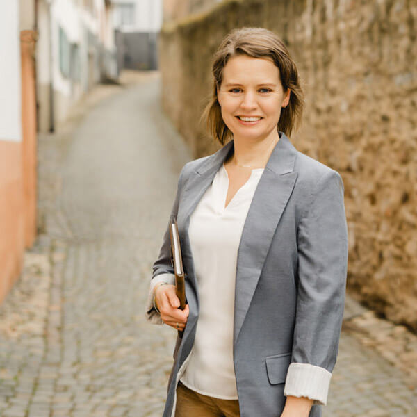 Denise Dewey-Muno unterwegs im Rheingau zu ihren Kunden